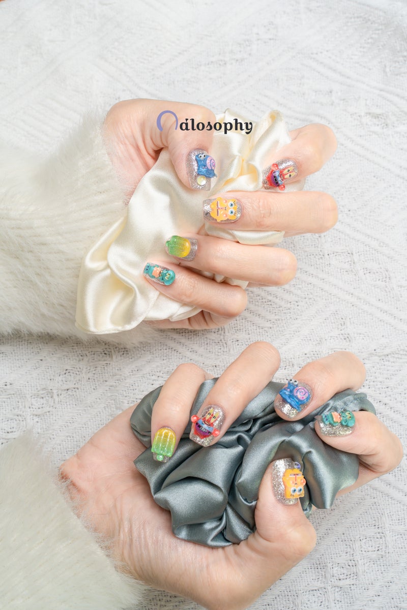 Nailosophy أظافر فاخرة مصنوعة يدويًا قابلة للصق 3D أصدقاء المحيط الكرتونيين الجلّيين على لمعة فضية | شكل مربع - Image 4